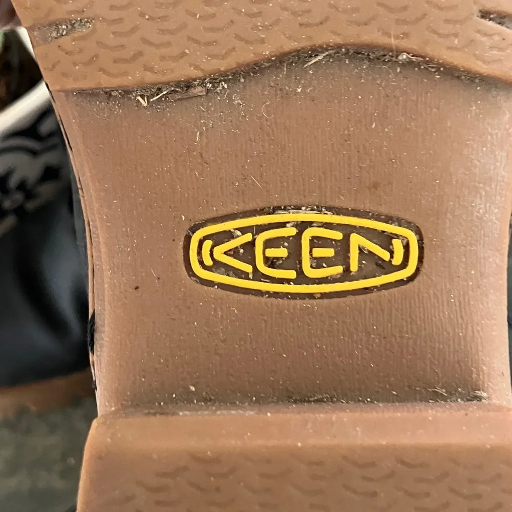 Keen Wapato Black & Red Talk Waterproof Winter Boots Size 7 good used condition
